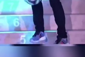 被炫到了！克羅斯背身顛球上樓梯