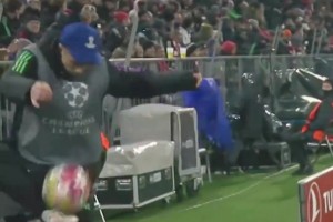 球技如何？安聯(lián)球童在歐冠與場邊熱身的特爾練習傳球