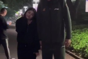 廣廈美女球迷與許鐘豪合影 這身高差也太萌了！