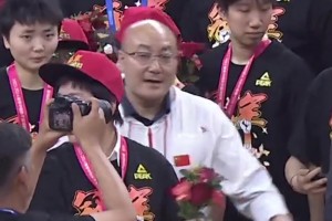 四川女籃奪冠慶祝時 這個把韓旭拍“生氣”的工作人員是誰？