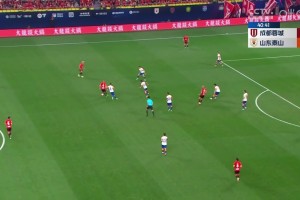 山東助教團激烈質(zhì)疑邊裁，其中一人被直紅罰下場