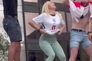 網(wǎng)飛出英格蘭歐洲杯決賽紀(jì)錄片，女球迷：為啥我脫衣慶祝沒入鏡？