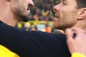 老友相見！胡梅爾斯和阿隆索賽后寒暄