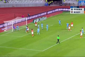 劉軍帥頭球吊射破門，青島海?？蛨?-0領先深圳新鵬城