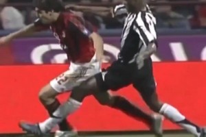 面對(duì)那時(shí)尤文的鐵血中場(chǎng)，卡卡5次過(guò)人成功，造3黃！